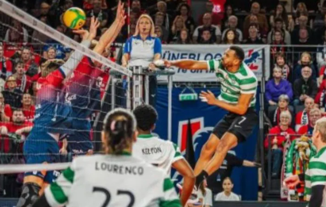 Sporting's volleyball team lost this Wednesday in Germany against SVG Luneburg, 3-1, in a match of the first round of Group D of the Champions League group stage.
