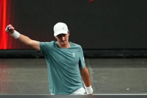 João Fonseca comes back from behind to win the first set and advances to the second round in Indian Wells.