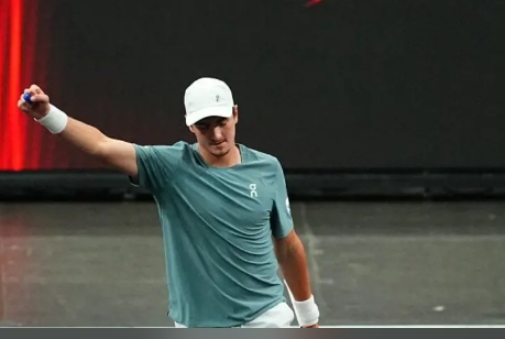 João Fonseca comes back from behind to win the first set and advances to the second round in Indian Wells.