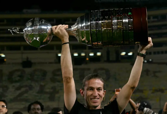 Flamengo announces the dismissal of Filipe Luís shortly after a press conference.